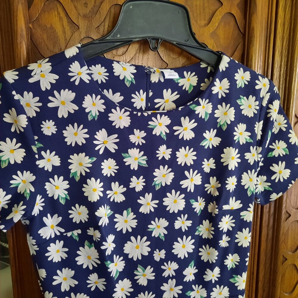 Old Navy Printed Ponte-Knit Sheath Dress - Navy Daisy Print, Size XS - Picture 4 of 16